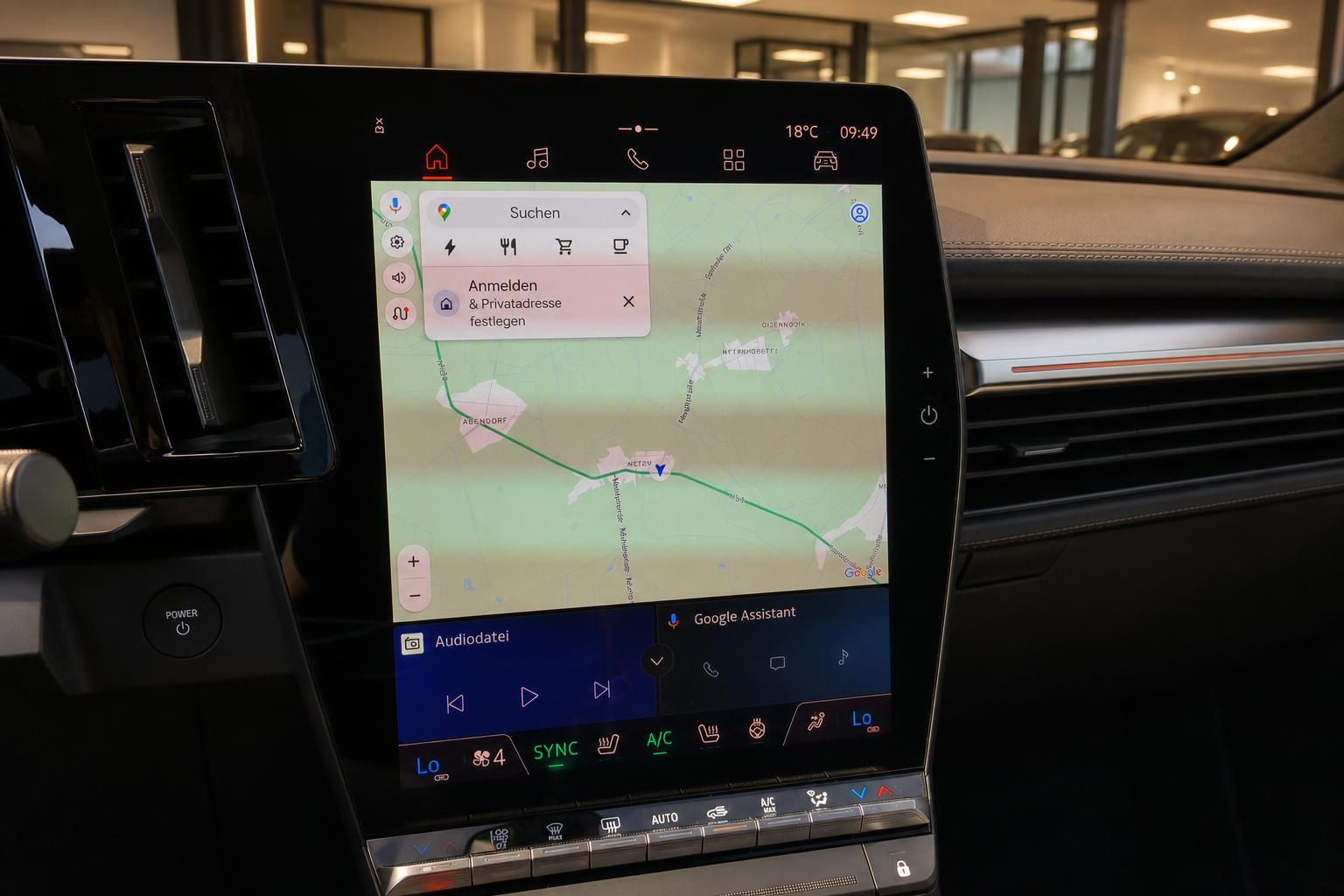 Touchscreen Infotainment-System mit Navigationskarte im Fahrzeugarmaturenbrett