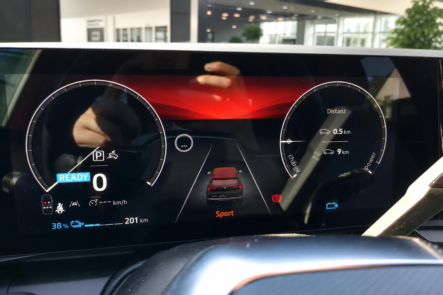 Digitales Armaturenbrett mit Tachometer und Fahrzeugdisplay im modernen Auto