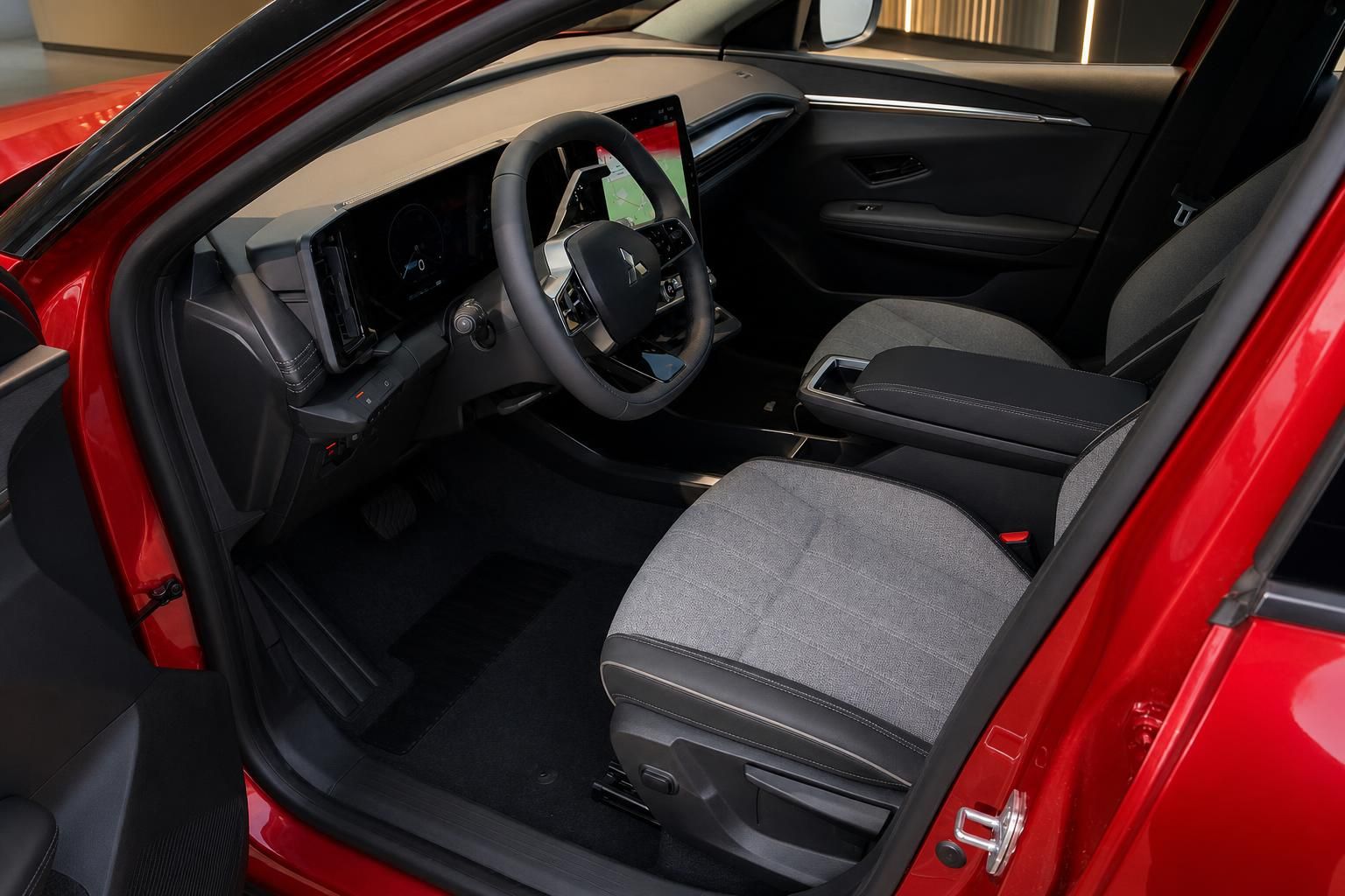 Mitsubishi Eclipse Cross EV Innenraum mit schwarzen Sitzen und modernem Cockpit