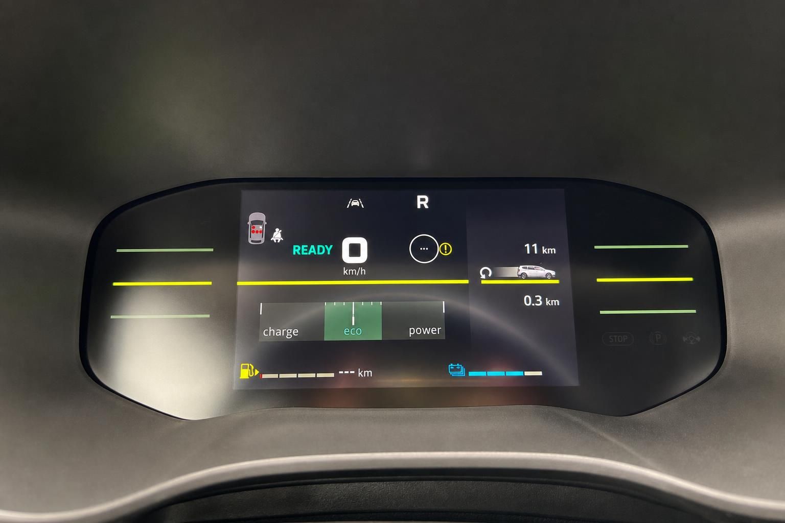 Dacia Elektrofahrzeug Tacho mit digitaler Anzeige, Batteriestand und Fahrmodi im Cockpit