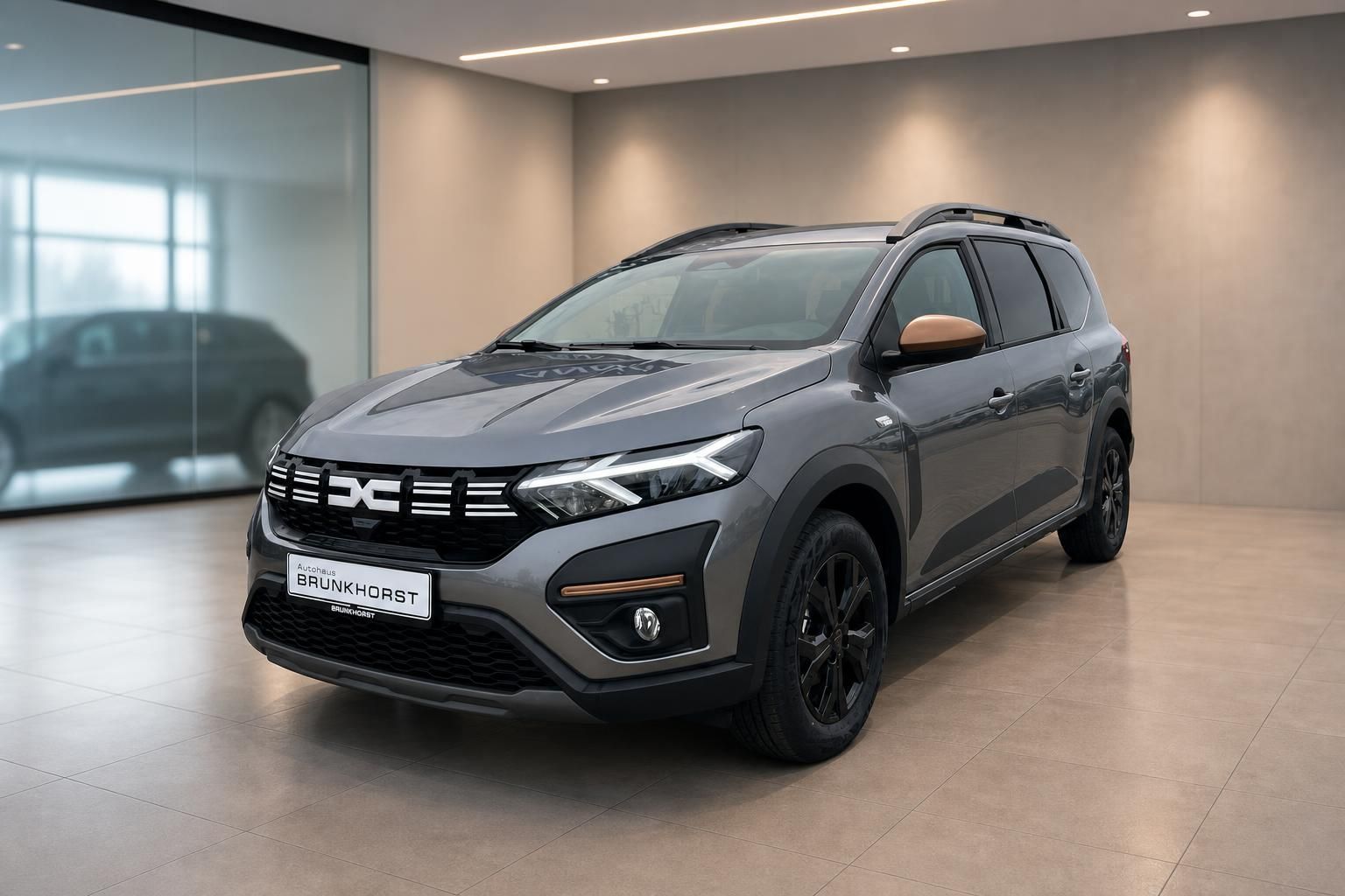 Dacia Jogger grau metallic Frontansicht im Autohaus Showroom - SUV Kombi mit 7 Sitzen
