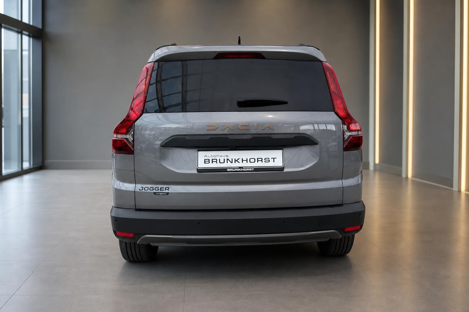 Dacia Jogger Heckansicht grau metallic - Kompakt SUV mit Hybrid Antrieb von hinten