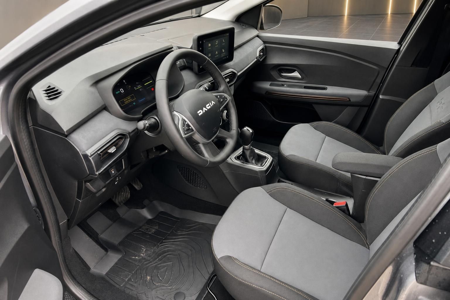 Dacia Jogger Innenraum schwarz-grau - Cockpit mit Touchscreen und Schaltgetriebe