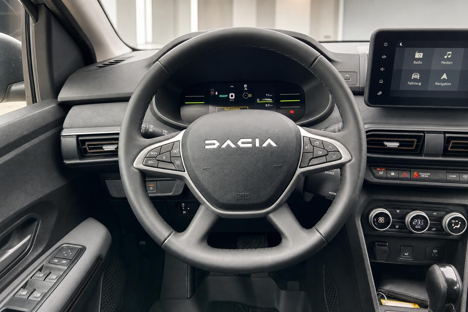Dacia Innenraum mit Lenkrad, Armaturenbrett und digitalem Display - modernes Cockpit Design