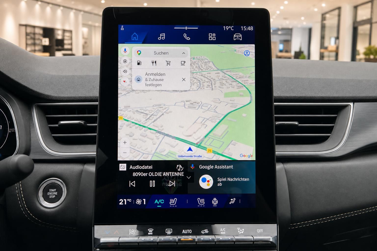 Infotainment-Touchscreen mit Navigationskarte und Klimabedienung
