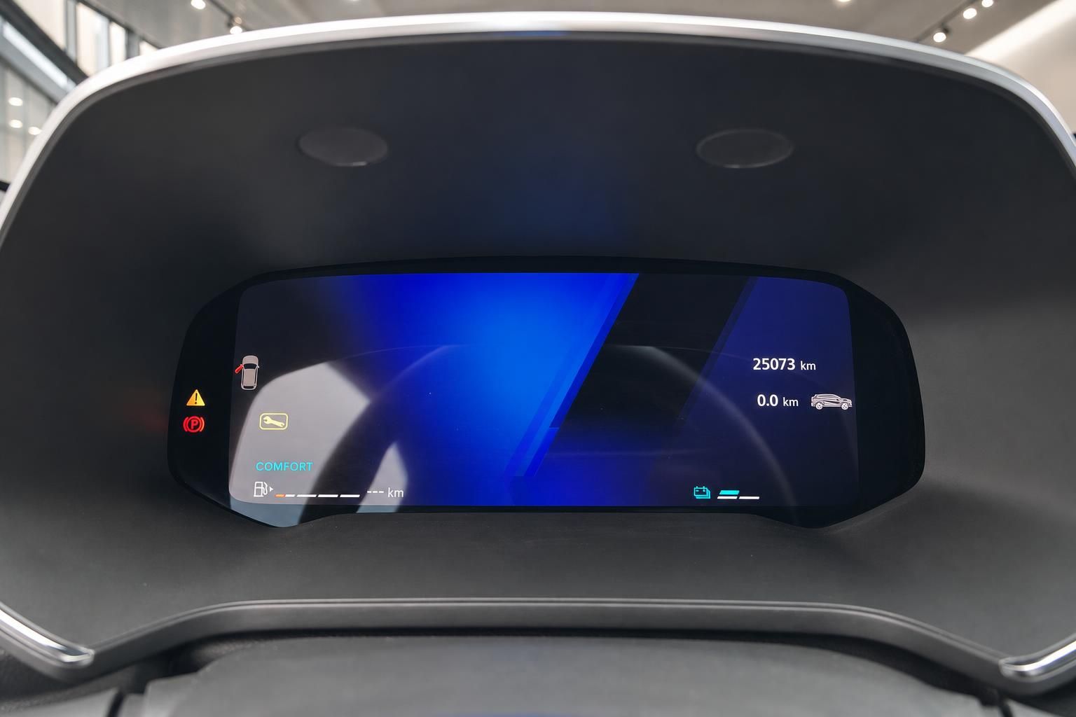Digitales Kombiinstrument mit Tacho und Kilometerstand 25073 km im Fahrzeug