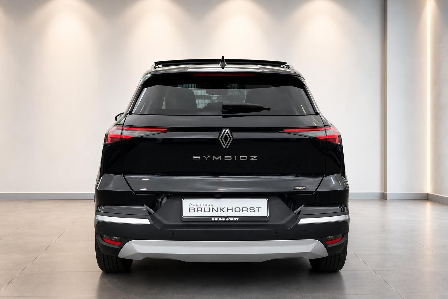 Renault Symbioz schwarz Heckansicht mit Schriftzug im Autohaus Brunkhorst