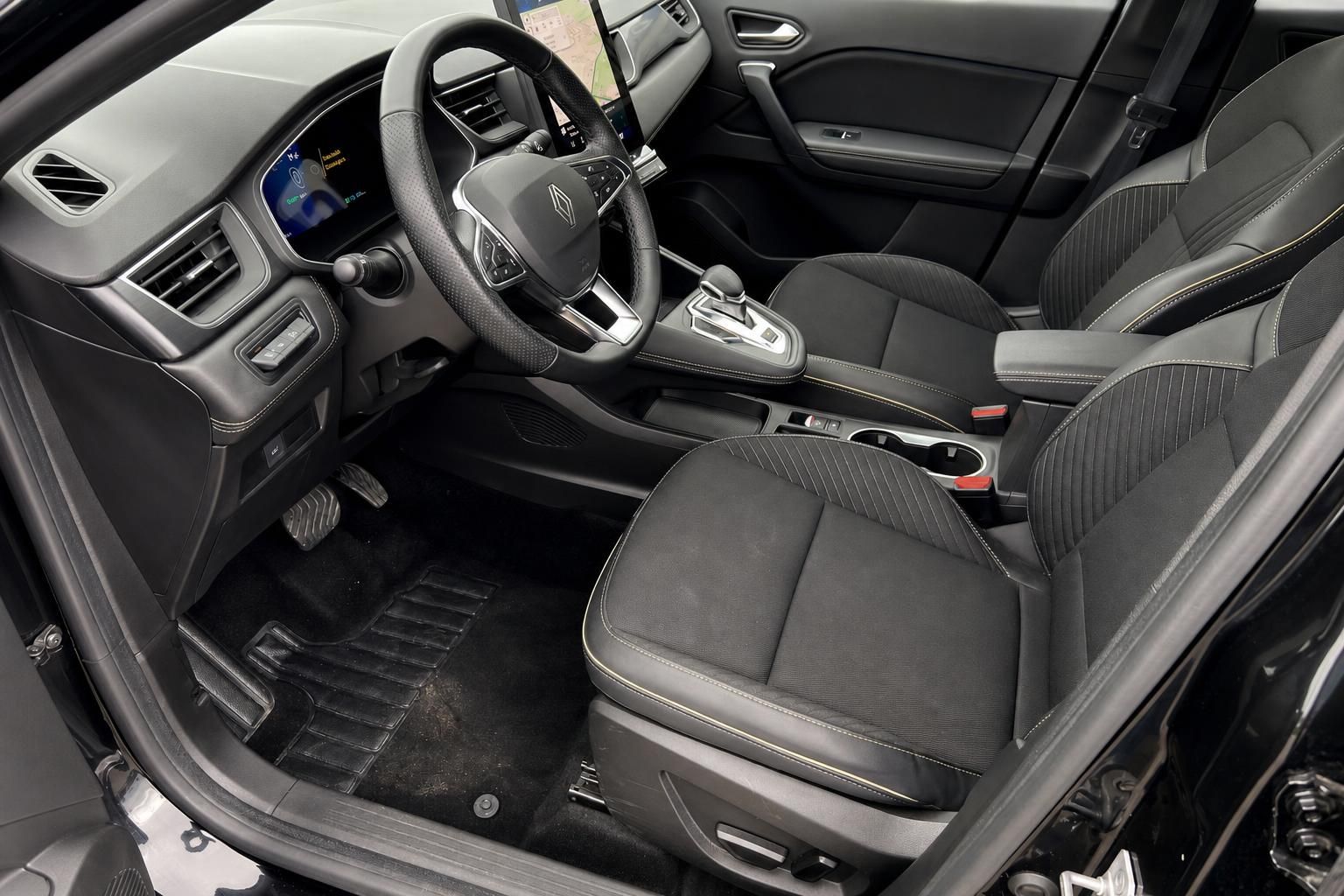 Renault Symbioz Innenraum mit Vordersitzen und Cockpit Detailansicht