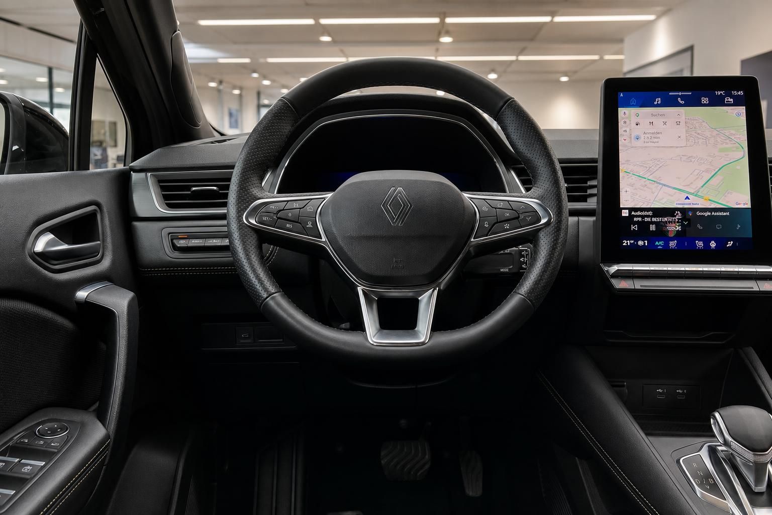 Lenkrad und Multimedia-Touchscreen mit Navigation im Cockpit