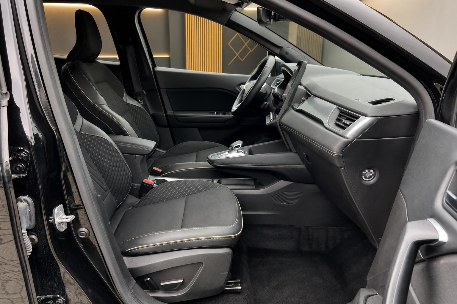 Fahrerraum mit Sitzen, Mittelkonsole und Armaturenbrett im Detail