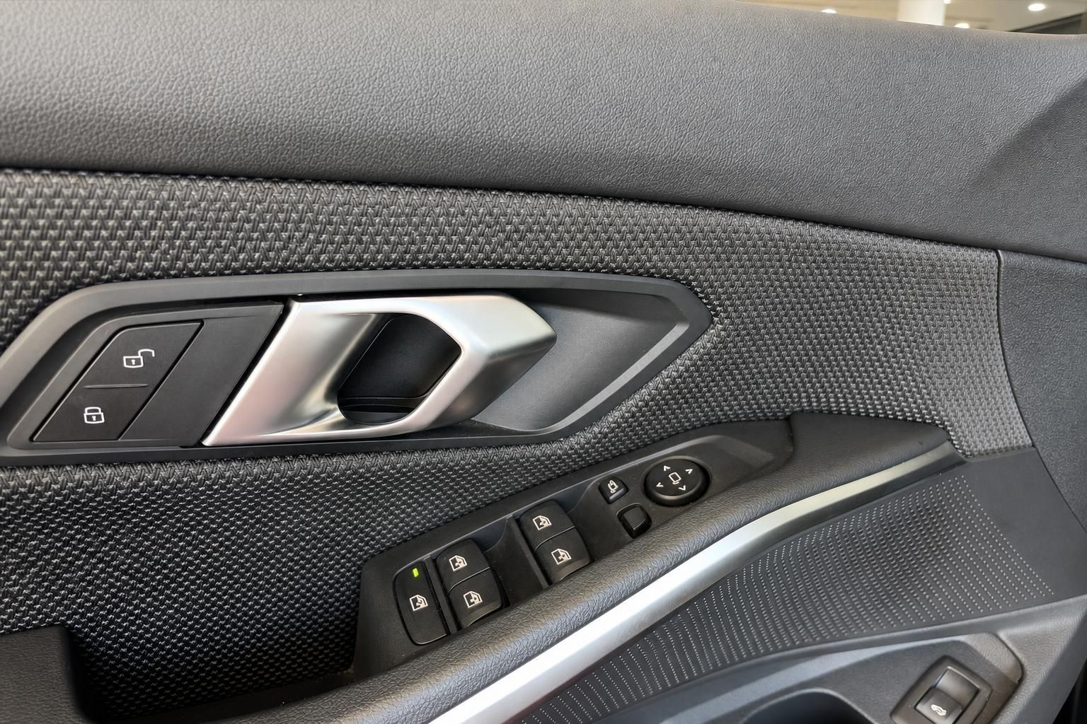 BMW Türverkleidung mit Griff und elektrischen Fensterhebern im Detail