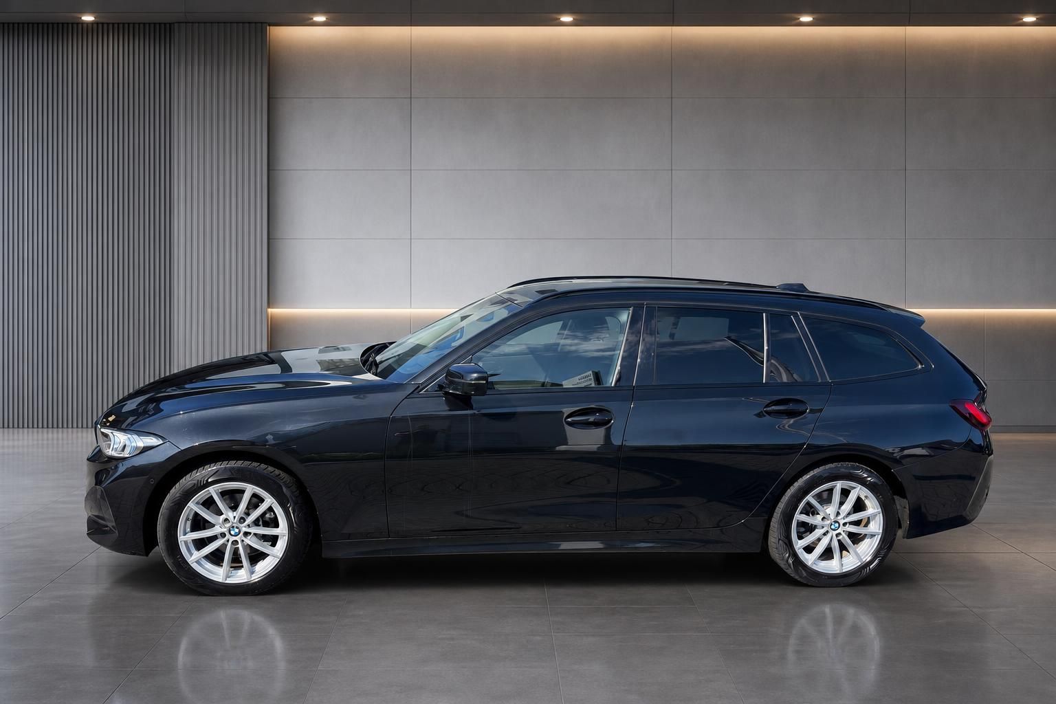 BMW 3er Touring schwarz, Seitenansicht im Showroom