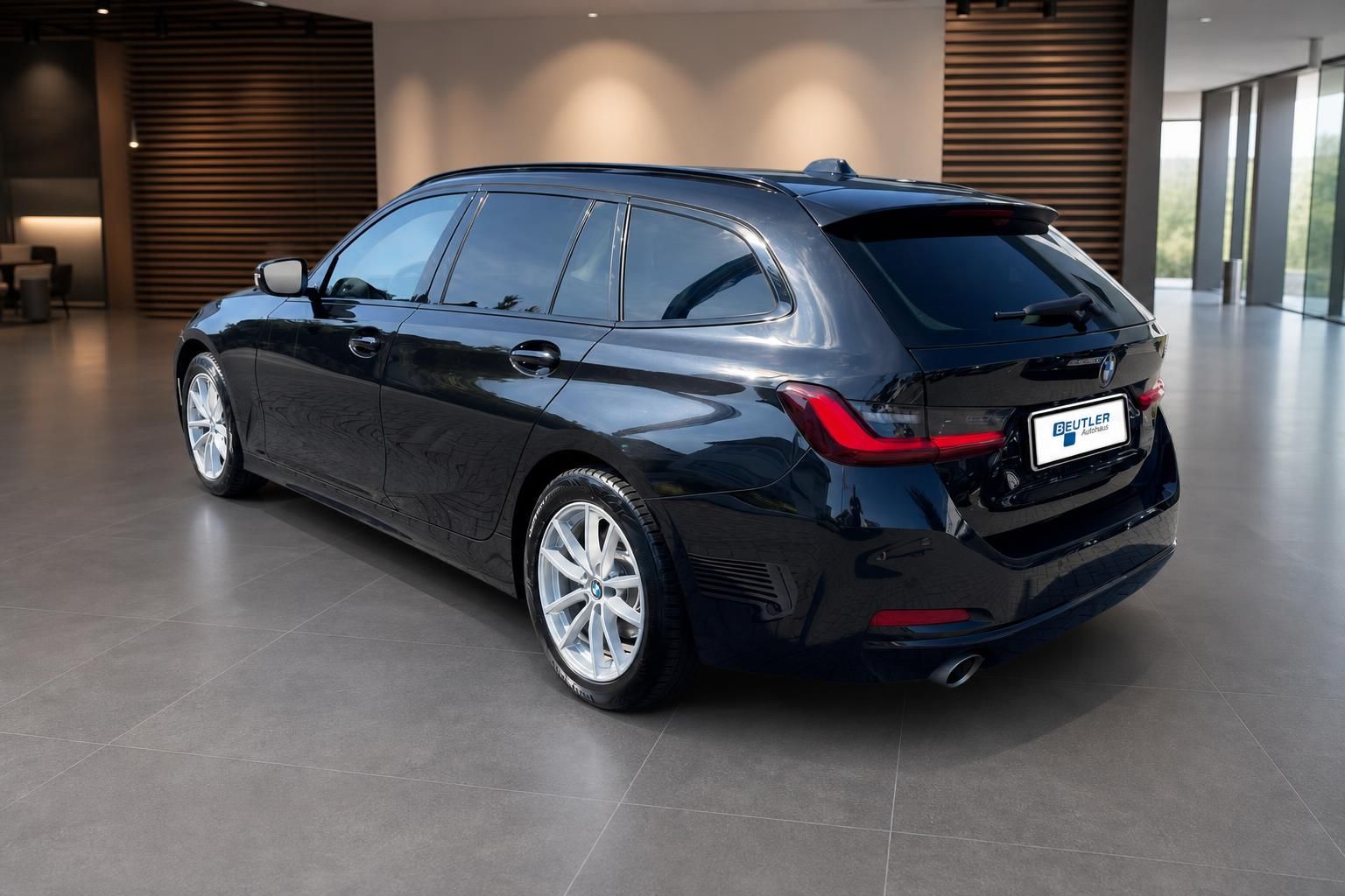 BMW 3er Touring schwarz, Heckansicht schraeg im Showroom
