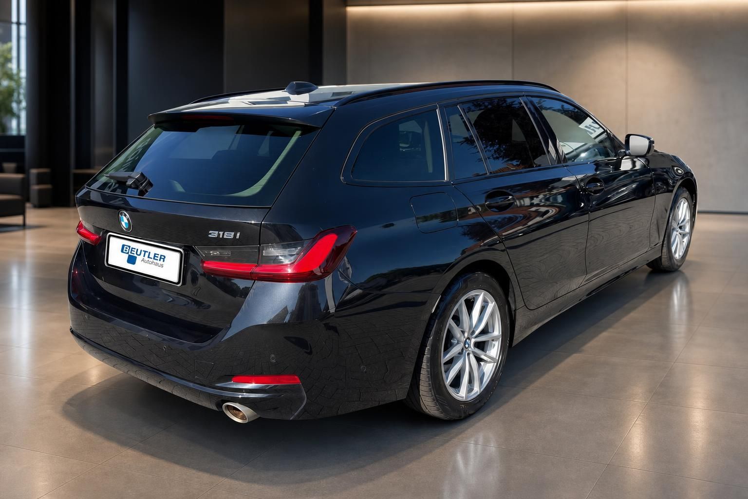 BMW 318i Touring schwarz, Heckansicht seitlich im Showroom