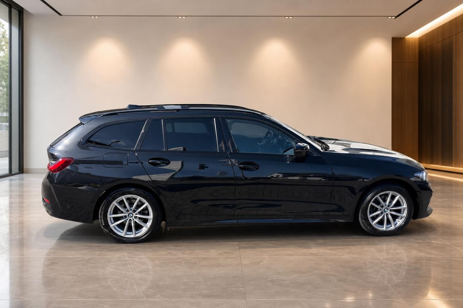 BMW 3er Touring schwarz Seitenansicht im Autohaus Showroom