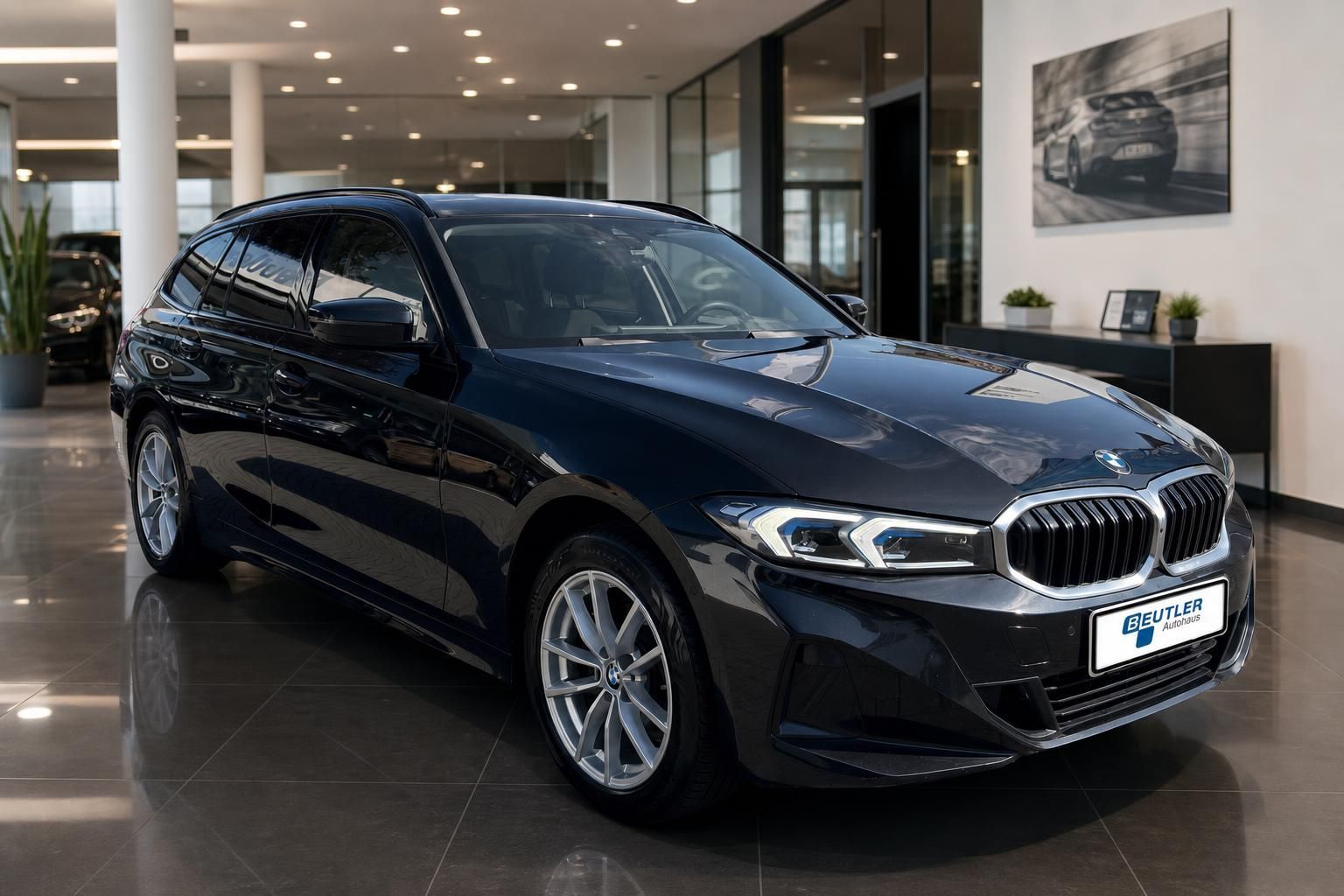 BMW 3er Touring schwarz Frontansicht schraeg im Autohaus