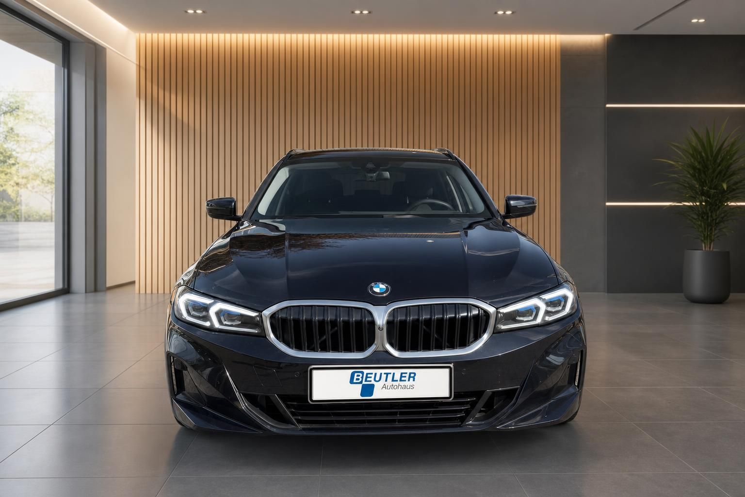 BMW 3er Touring schwarz Frontansicht mit LED-Scheinwerfern