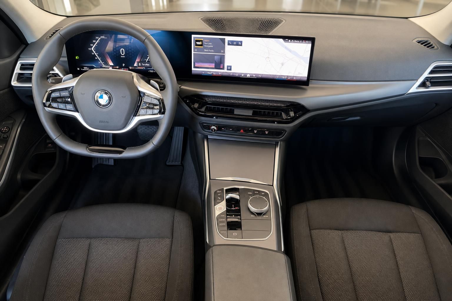 BMW Innenraum Cockpit mit digitalem Display und Lenkrad