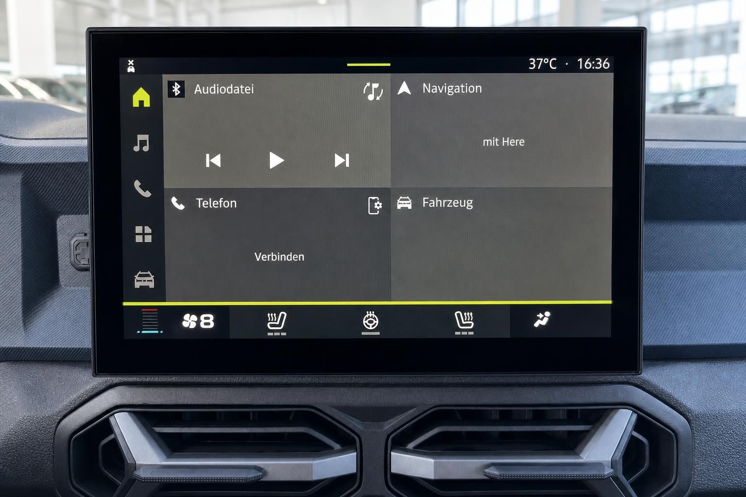 Fahrzeug Infotainment-Display mit Navigationssystem und Audiodatei-Menü im Cockpit
