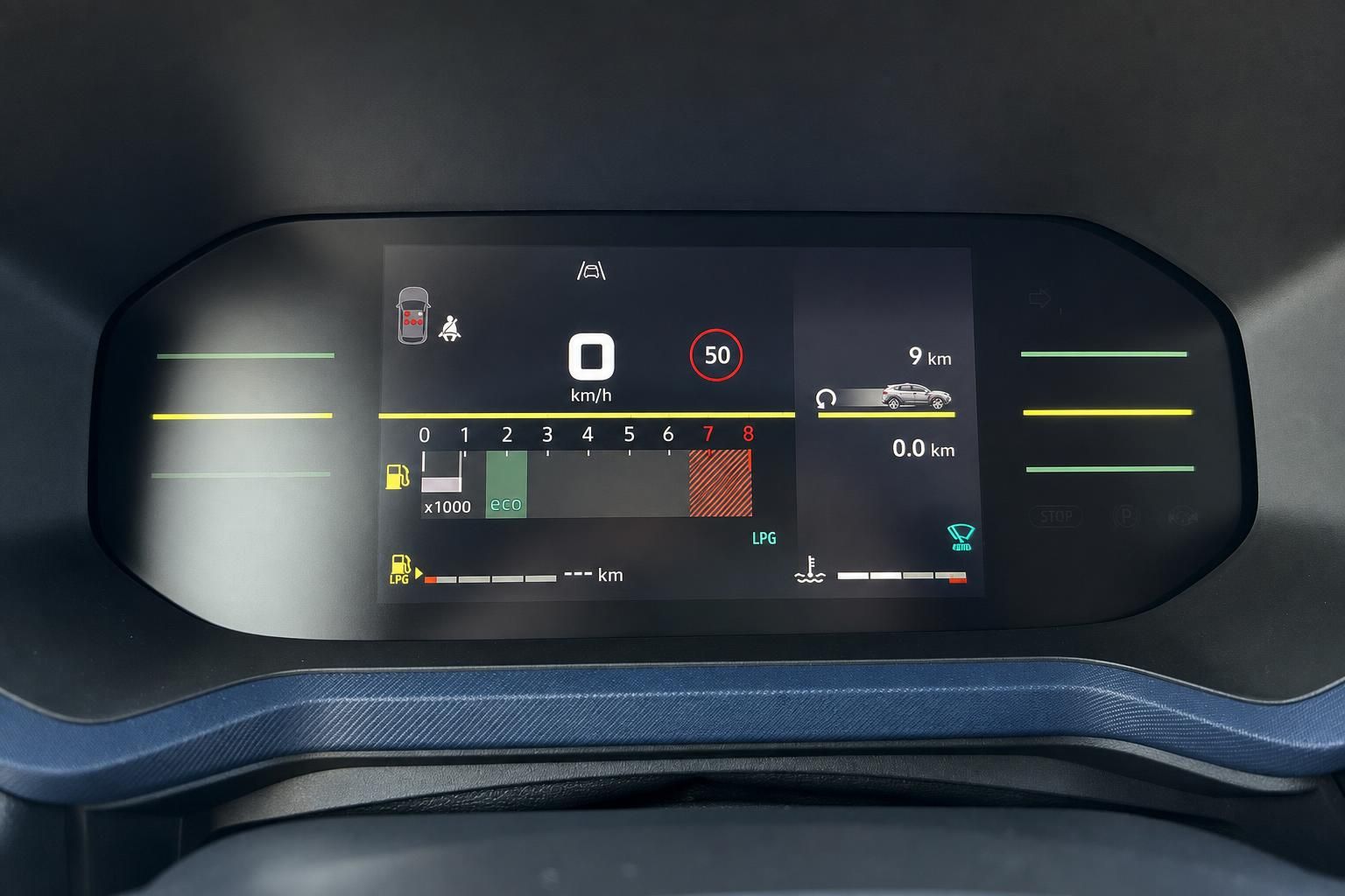 Digitales Kombiinstrument mit LPG-Anzeige, Eco-Modus und Geschwindigkeitsmesser im Fahrzeug-Cockpit