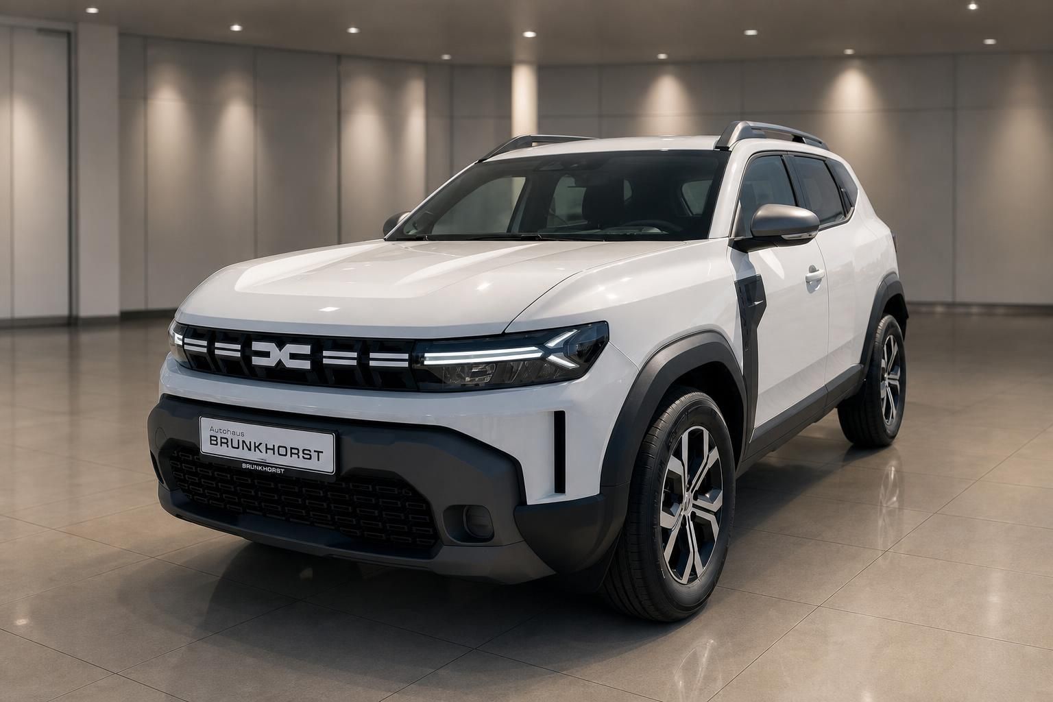 Dacia Duster SUV in Weiß - Seitliche Frontansicht im Autohaus Brunkhorst Showroom