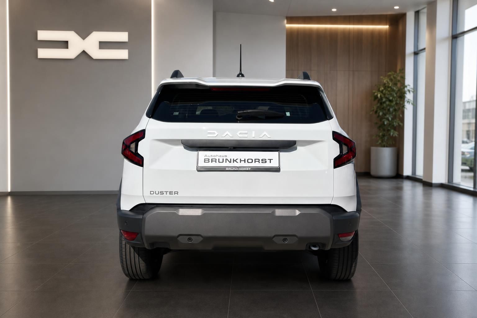 Dacia Duster SUV in Weiß - Heckansicht im Autohaus Brunkhorst Showroom
