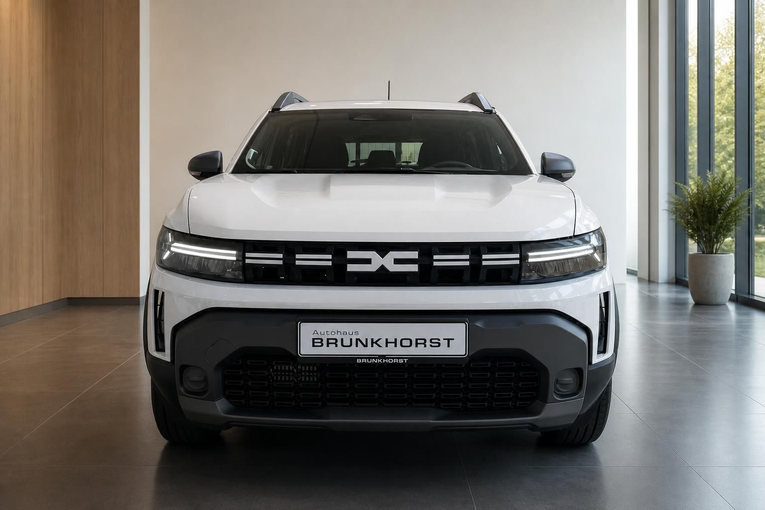 Dacia Duster SUV in Weiß - Frontansicht im Autohaus Brunkhorst Showroom