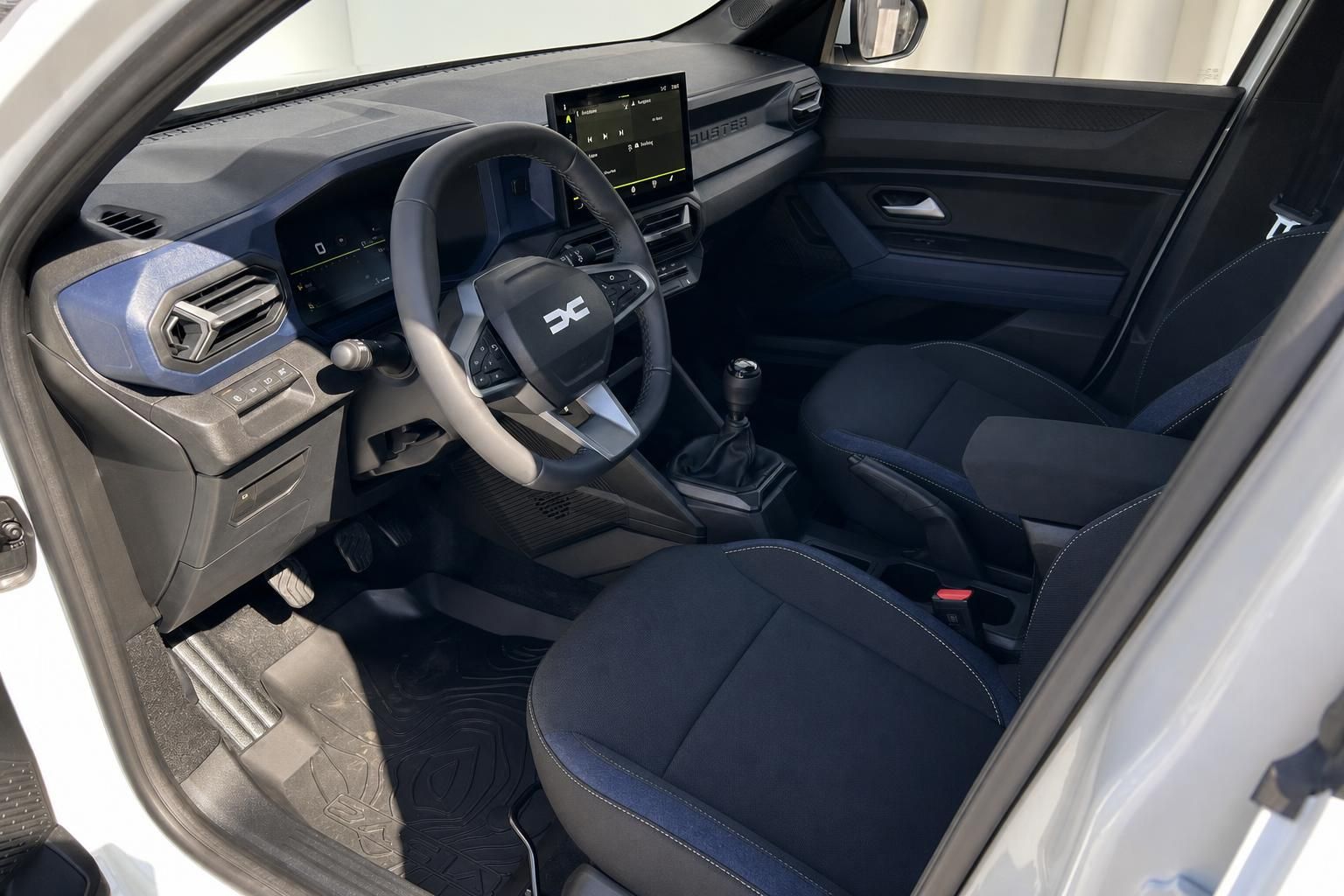 Dacia Duster Innenraum - Fahrer- und Beifahrersitz mit Cockpit und Lenkrad