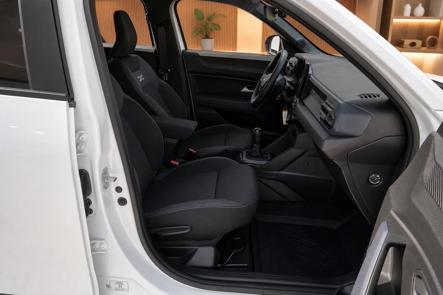 Fahrzeug Innenraum Beifahrerseite mit schwarzen Sitzen und Armaturenbrett in weißem Auto