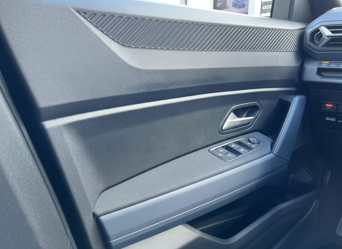 Volkswagen Fahrzeuginnenraum Fahrertür mit Fensterheber-Schaltern und Türgriff in Schwarz