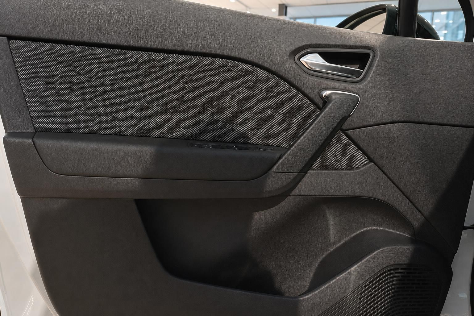 Türverkleidung mit Textileinsätzen und Chrom-Türgriff im Fahrzeuginnern