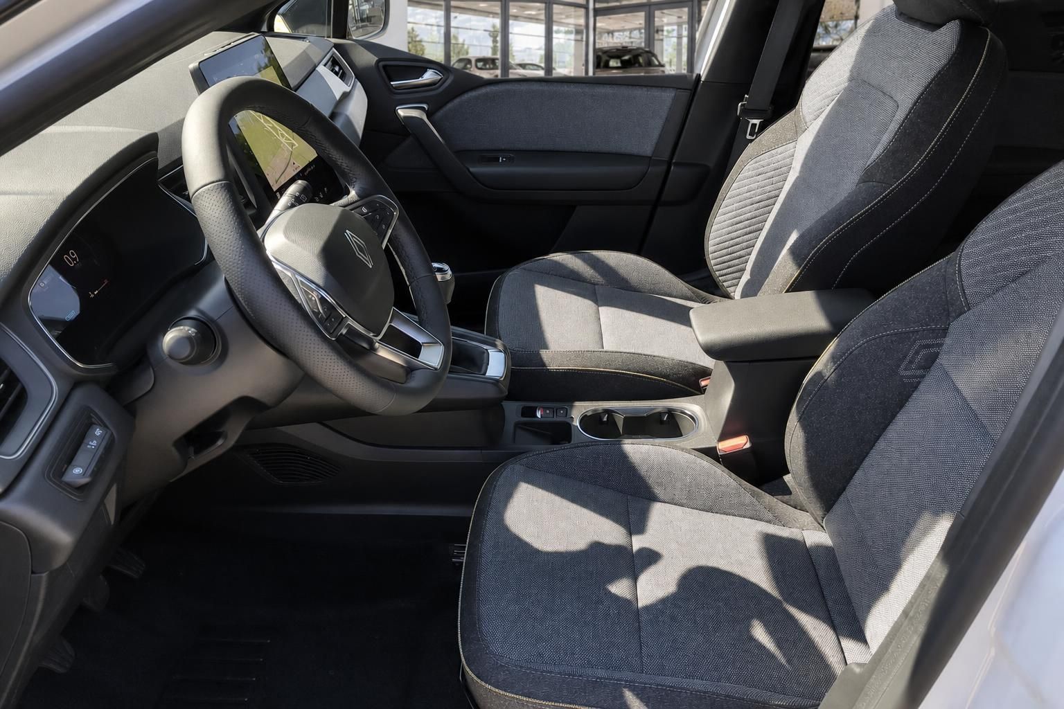 Renault Captur Innenraum - Fahrersitz, Lenkrad und Mittelkonsole mit modernen Materialien