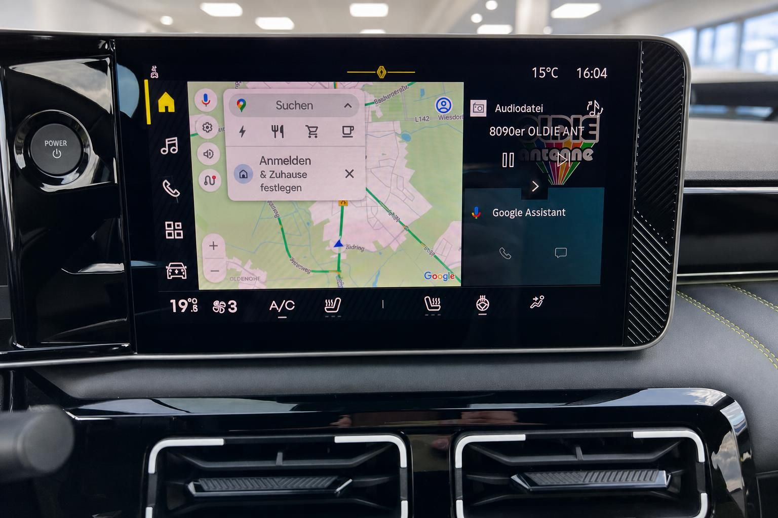 Renault Infotainment-Display mit Navigation und Klimasteuerung