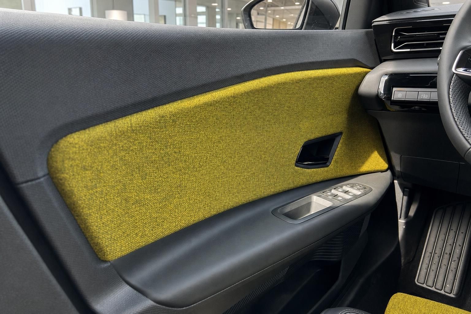 Renault Türverkleidung mit gelbem Stoffdesign Detailansicht