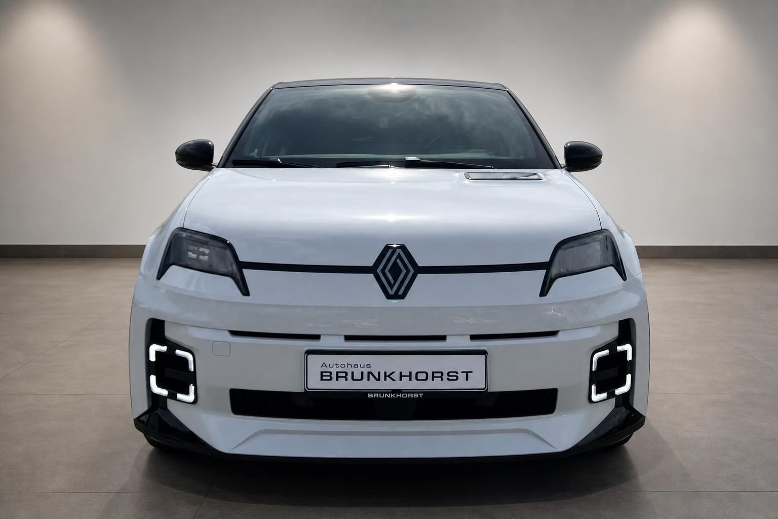 Renault 5 Frontansicht in Weiß mit markantem Kühlergrill