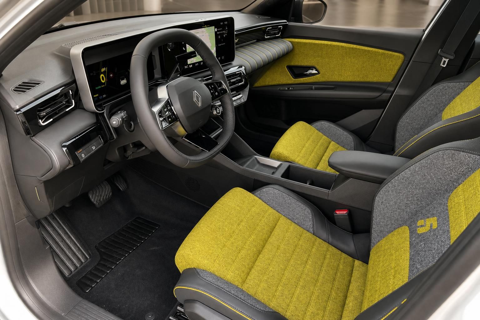 Renault 5 Innenraum mit gelben Sportsitzen und Cockpit-Display