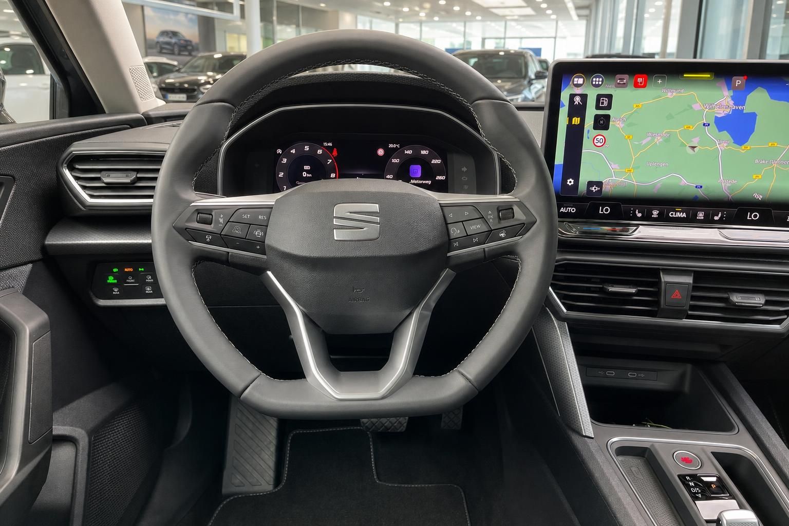 SEAT Lenkrad mit Cockpit und Infotainment-Navigationsbildschirm
