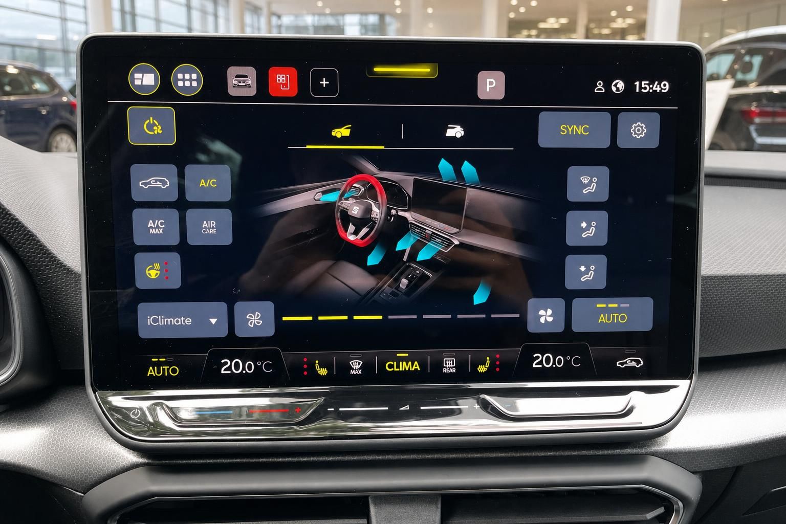 Infotainment-Display mit Klimaeinstellungen im SEAT Fahrzeug