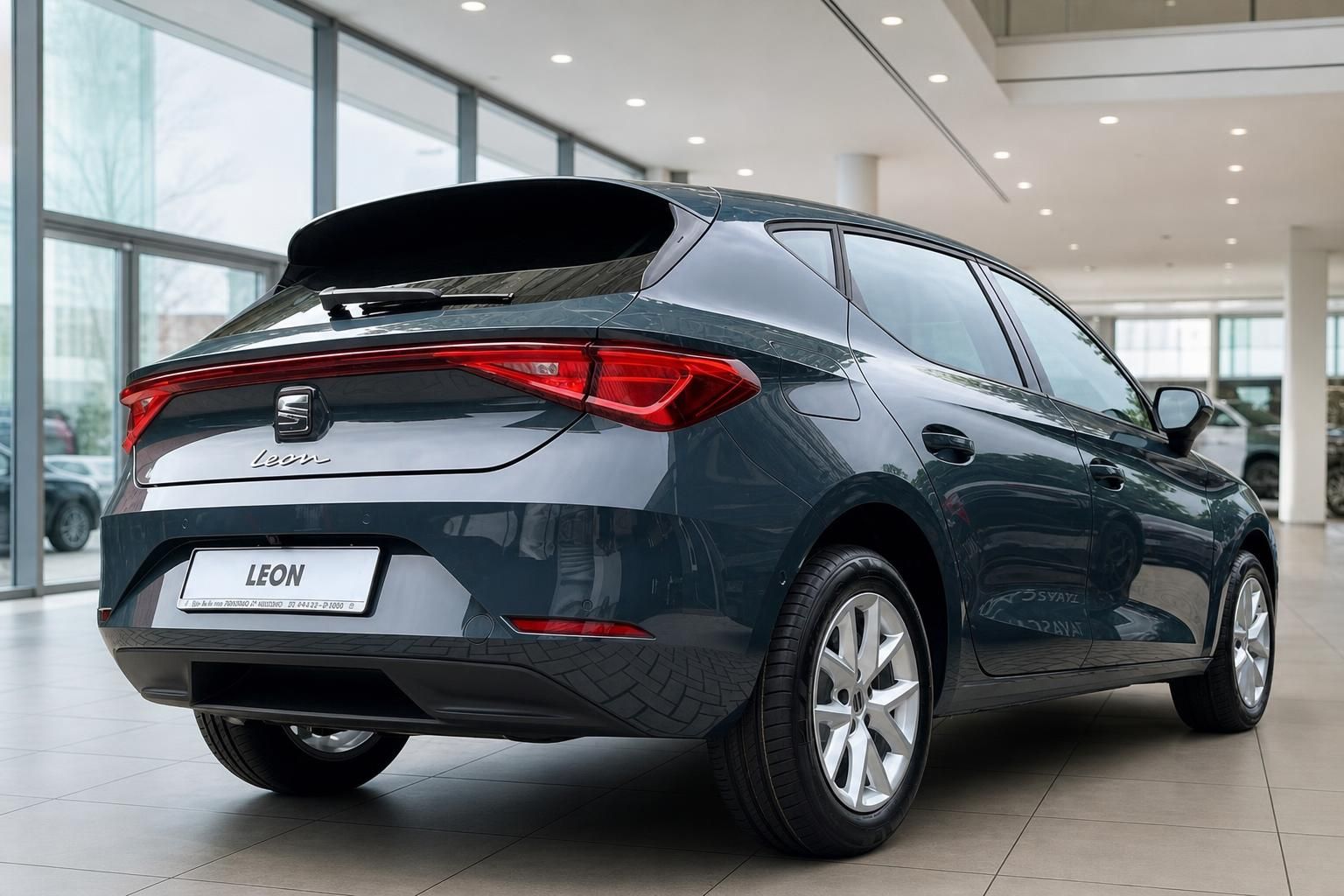 SEAT Leon Heckansicht schraeg in Dunkelgrau