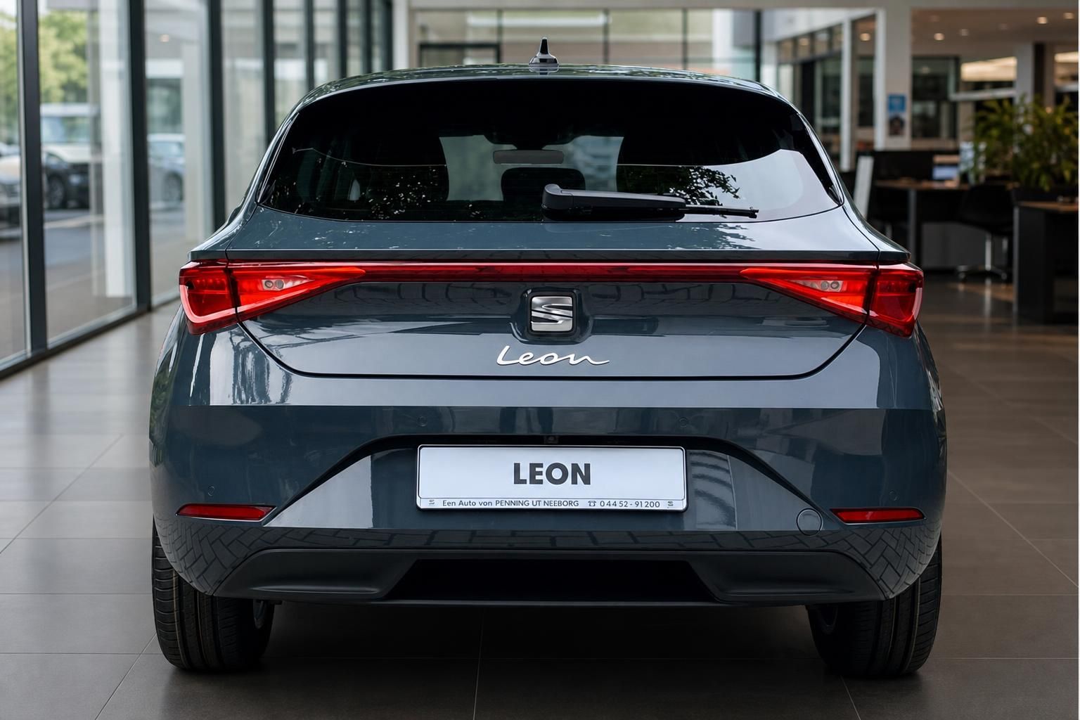 SEAT Leon Heckansicht in Blaugrau beim Autohaus