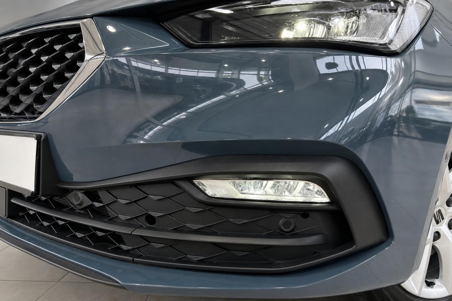 SEAT Frontstoßstange mit LED-Nebelscheinwerfer im Detail