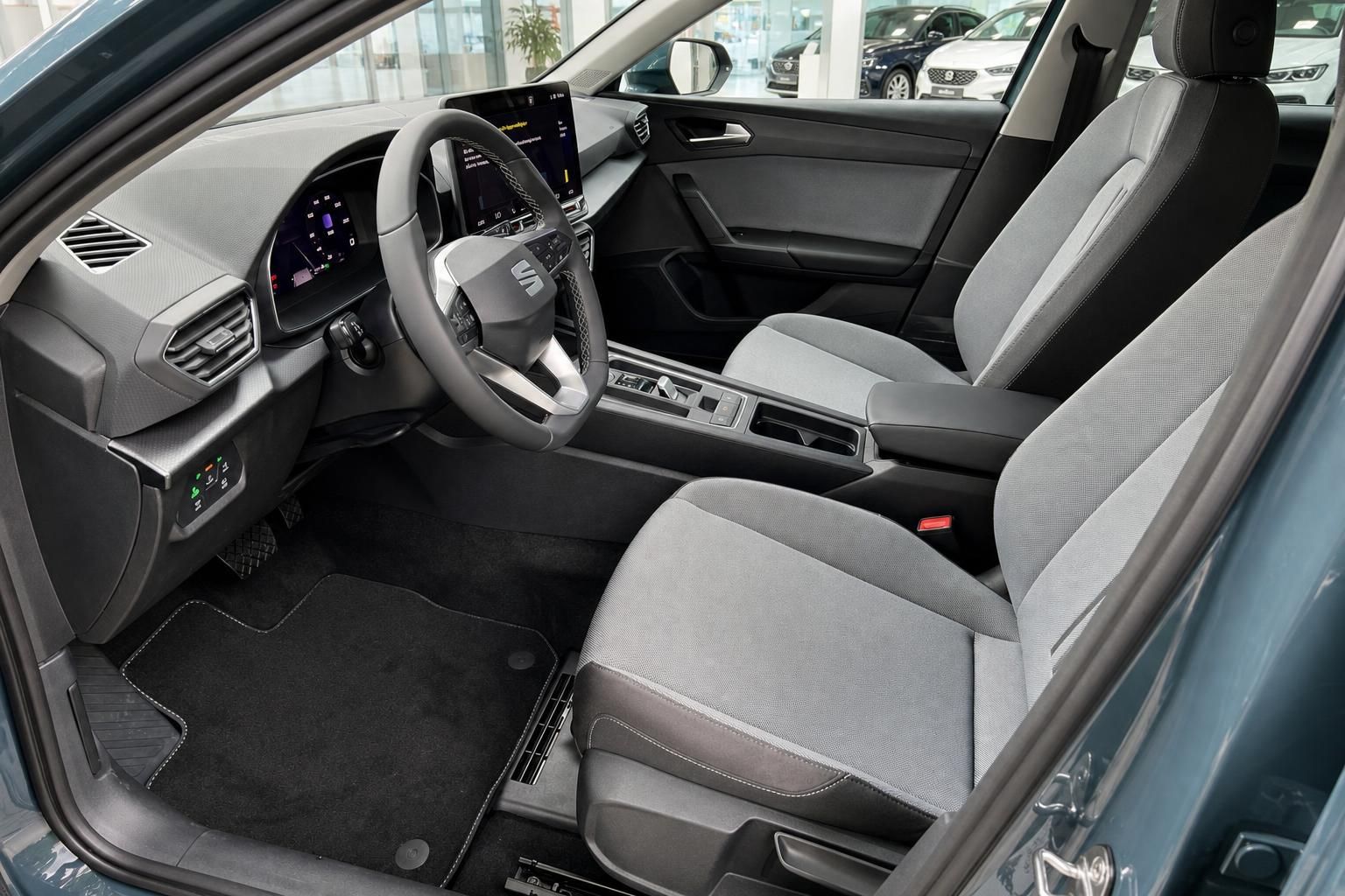 SEAT Innenraum mit Cockpit und Vordersitzen in Grau