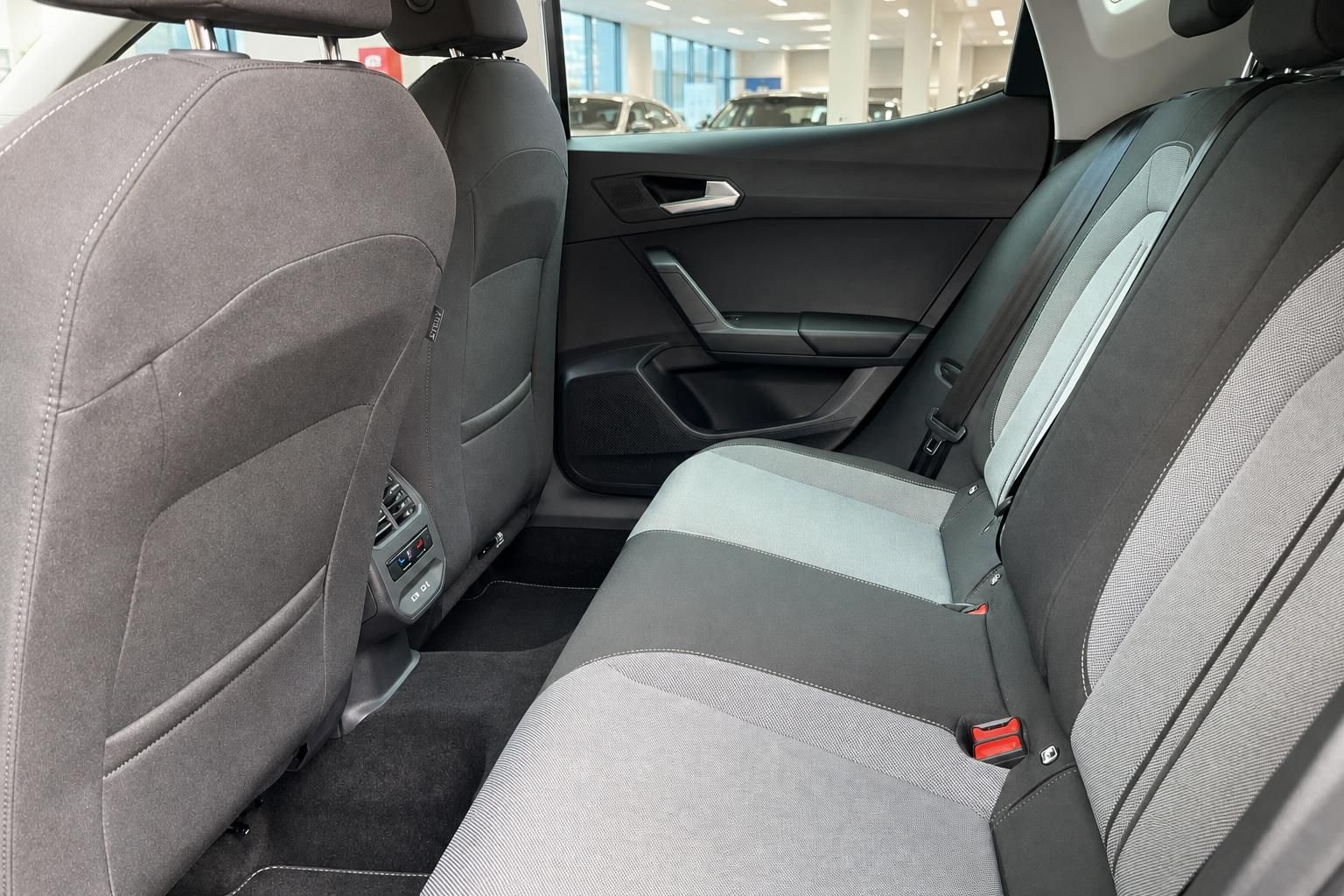 SEAT Fondsitze mit Stoffpolster und Sicherheitsgurten im Innenraum