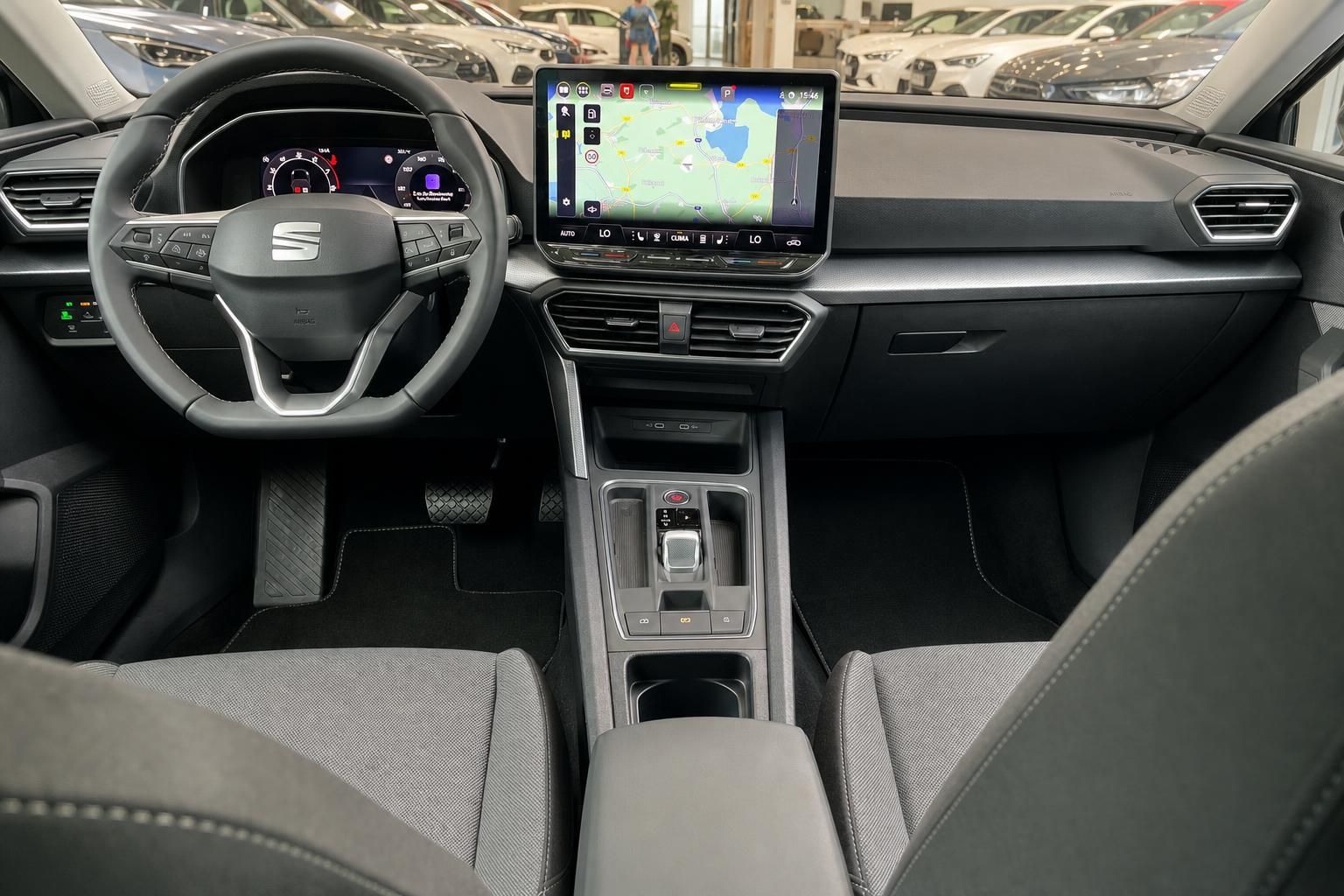 SEAT Cockpit mit Lenkrad und digitalem Infotainment-Display