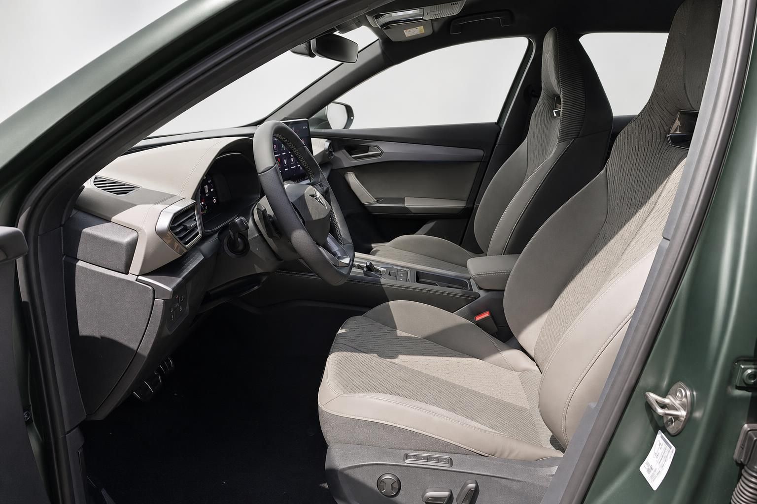 Cupra Innenraum mit Blick auf Fahrersitz und Cockpit