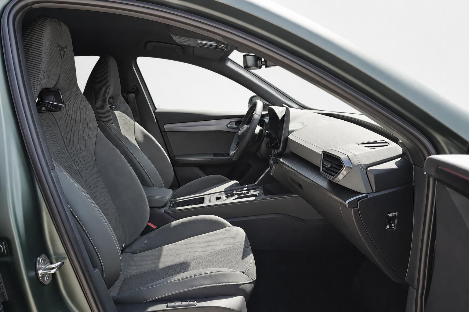 Cupra Innenraum mit Sportsitzen und Armaturenbrett im Detail