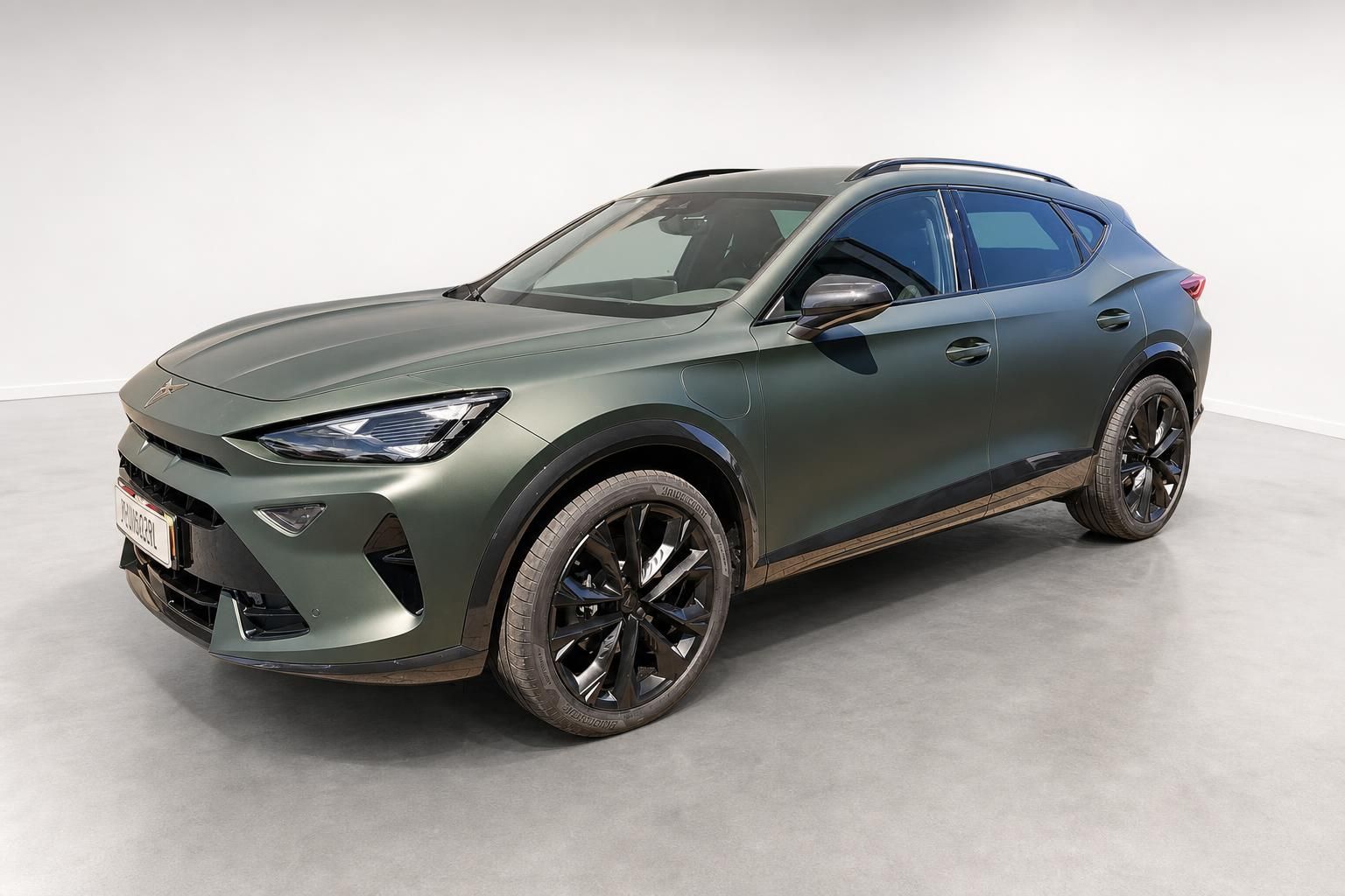 Cupra Formentor grün metallic, Halbseitenansicht mit Ladeklappe sichtbar