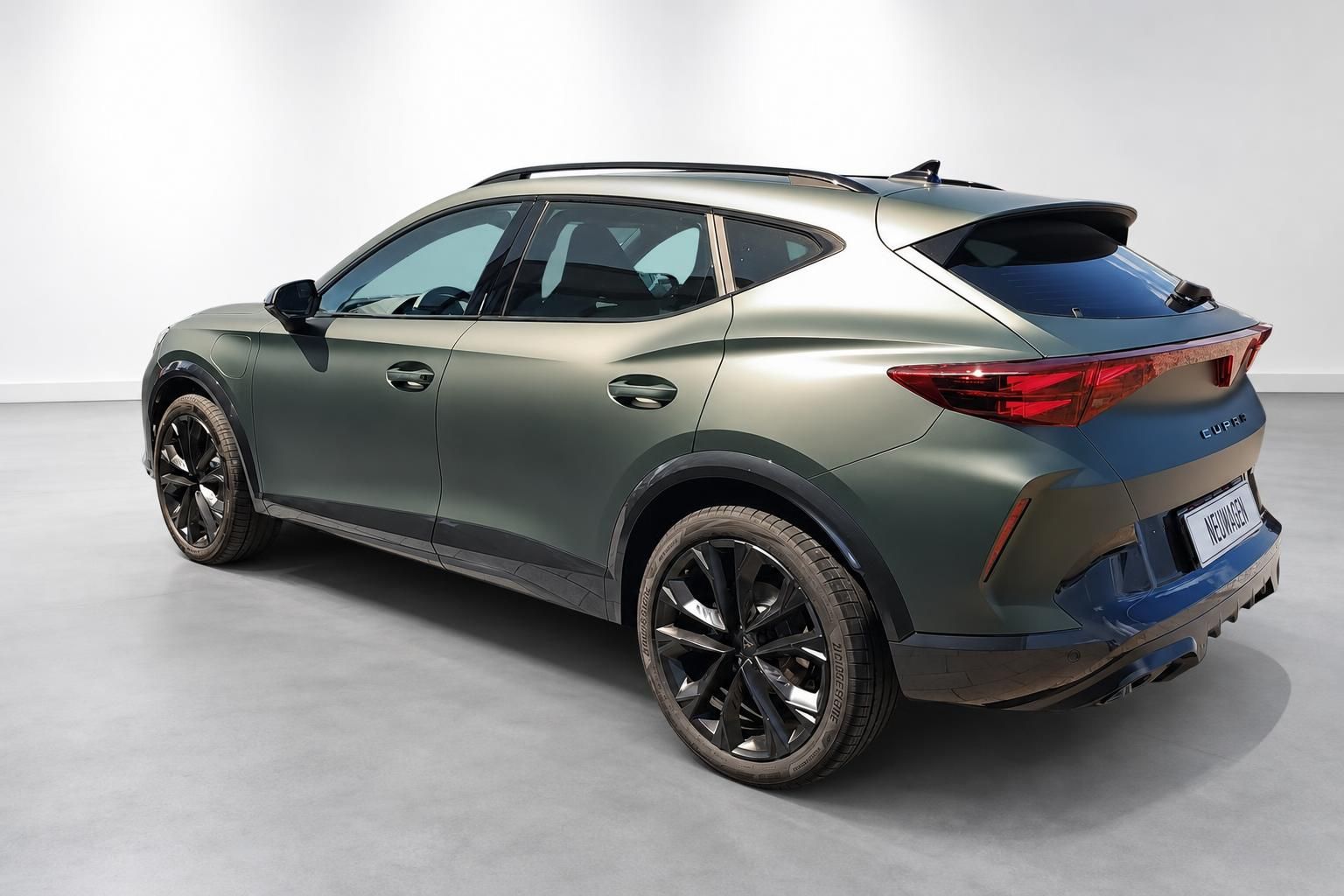 Cupra Formentor grün metallic, Heckansicht seitlich im Studio