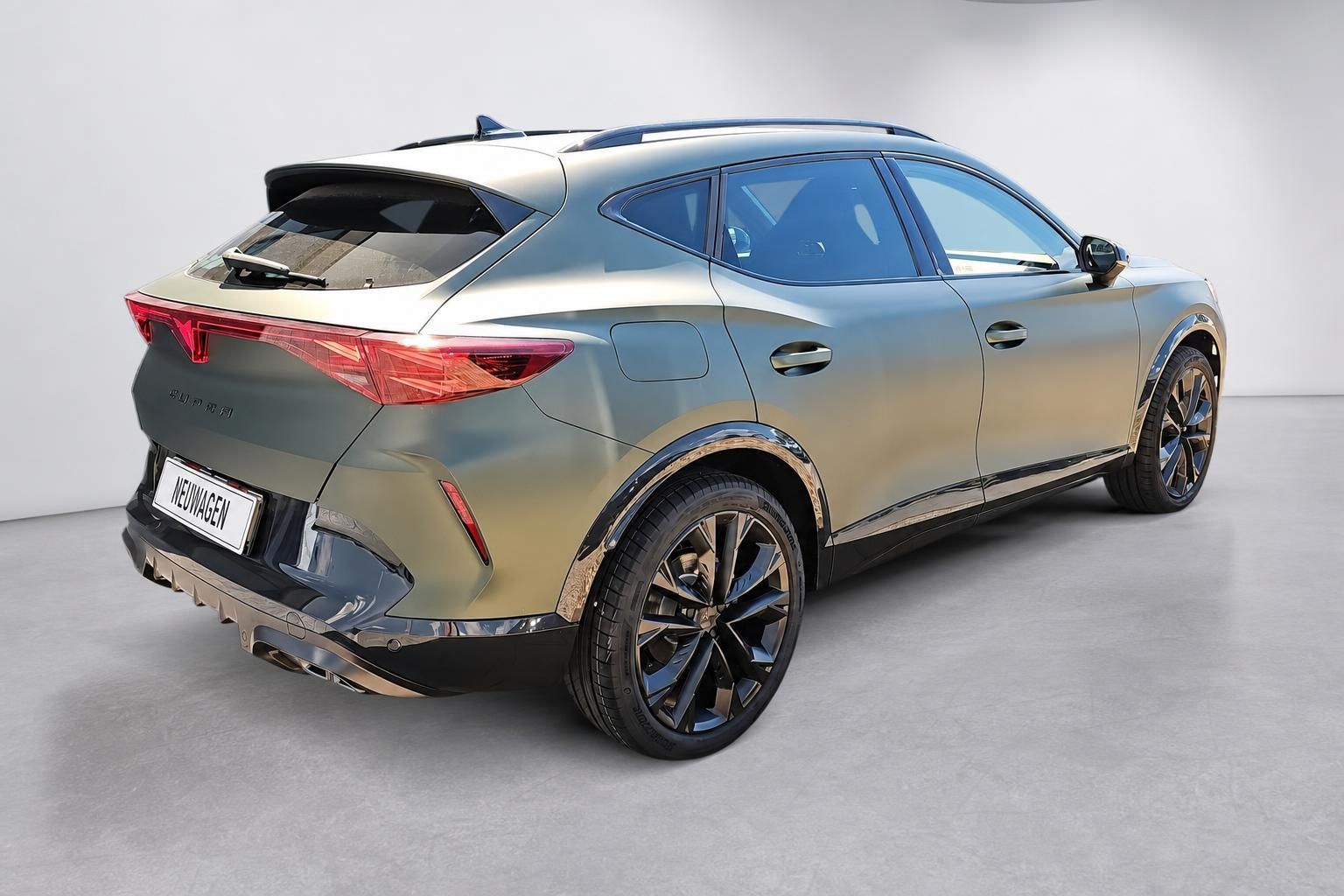 Cupra Formentor SUV, Heckansicht seitlich im Fotostudio