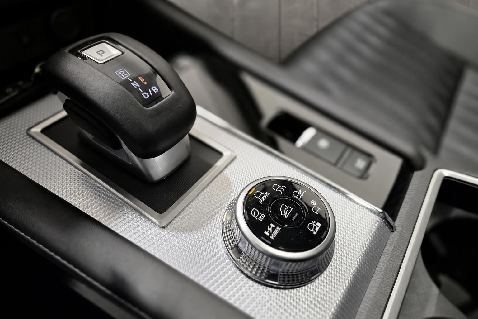 Automatik-Wählhebel und Fahrmodus-Regler in der Mittelkonsole des Fahrzeugs